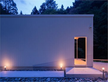 灯りをともした夜のアプローチ