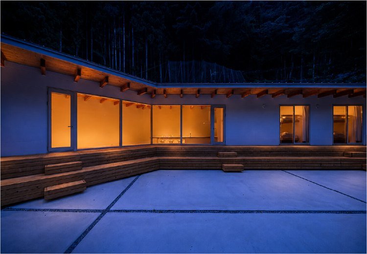 夜のテラスと室内に灯る明かり