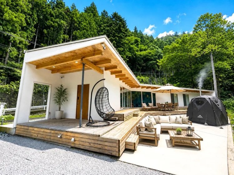 デッキテラスとリビングがひとつながりに広がる外観